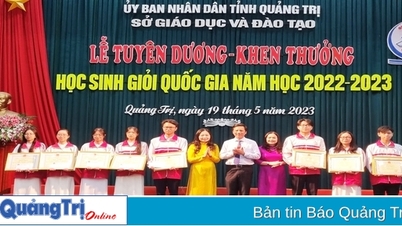 ការសរសើរ និងរង្វាន់ដល់សិស្សវិទ្យាល័យជាតិឆ្នើមក្នុងឆ្នាំសិក្សា ២០២២-២០២៣