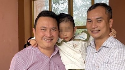 ប៉ូលិស​ពីរ​នាក់​ជួយ​សង្គ្រោះ​ក្មេង​ស្រី​ម្នាក់​ដែល​ហៀប​នឹង​ធ្លាក់​ពី​ជាន់​ទី​៤