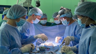 Bị tê từ hông đến chân, đi khám phát hiện khối u tủy sống kích thước lớn