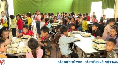 សាលា​នៅ​បាកាន​តស៊ូ​រៀបចំ​អាហារ​សម្រាប់​សិស្ស​ដែល​កំពុង​ស្នាក់នៅ