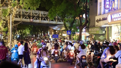 ផ្លូវជាច្រើនក្នុងទីក្រុងហាណូយ ពោពេញទៅដោយមនុស្សម្នាកំពុងប្រារព្ធពិធីបុណ្យពាក់កណ្តាលរដូវស្លឹកឈើជ្រុះ។
