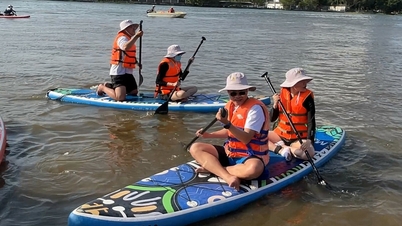 SUP ដើម្បីមើល Saigon ពីទន្លេ