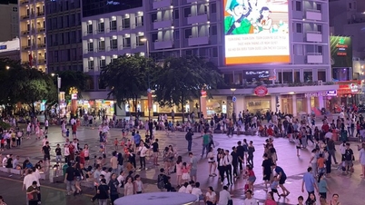 Dòng người đổ về trung tâm thành phố xem biểu diễn nghệ thuật, pháo hoa