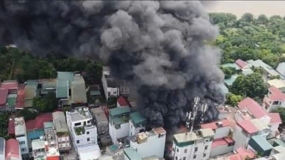 Hausbrand in Wohngebiet in Hanoi, dichter schwarzer Rauch steigt hoch
