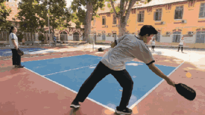 Học sinh TP HCM thích thú với môn thể thao hot trend pickleball