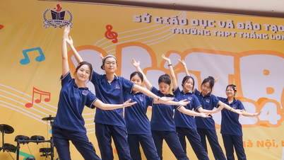 [រូបថត] សកម្មភាពរំភើបរីករាយស្វាគមន៍សិស្សថ្មីថ្នាក់ទី១០