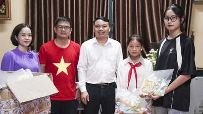 កាសែតស្ត្រីវៀតណាមភ្ជាប់ និងបរិច្ចាគសម្ភារៈសង្គ្រោះចំនួន 3 តោនដល់សាលាដែលជួបការលំបាកពិសេសនៅ Yen Bai