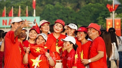 មនុស្សរាប់ពាន់នាក់បានប្រមូលផ្តុំគ្នានៅទីលាន Ba Dinh ដើម្បីអបអរសាទរទិវាបុណ្យជាតិថ្ងៃទី 2 ខែកញ្ញា។