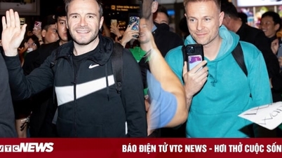 Nhóm Westlife thân thiện vẫy tay chào fan khi đến Việt Nam