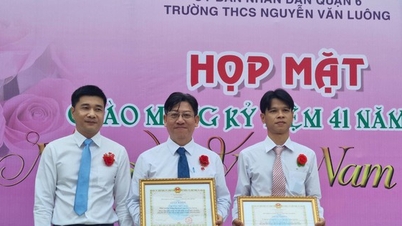 Khen thưởng thầy cô có sáng kiến xin không nhận hoa, thay bằng thẻ BHYT học sinh