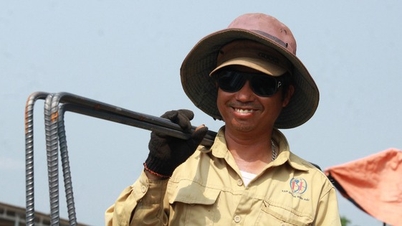 Hàng trăm công nhân "đội" nắng, miệt mài thi công trên tuyến cao tốc Vân Phong