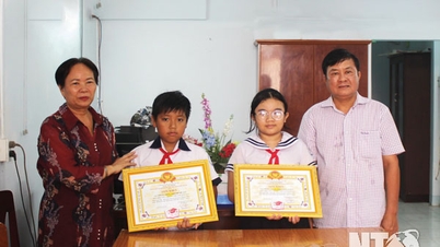 ផ្តល់រង្វាន់ដល់សិស្សសាលាបឋមសិក្សាដែលឈ្នះរង្វាន់ក្នុងកម្មវិធីប្រលងភាសាវៀតណាមថ្នាក់ជាតិតាមអ៊ីនធឺណិត