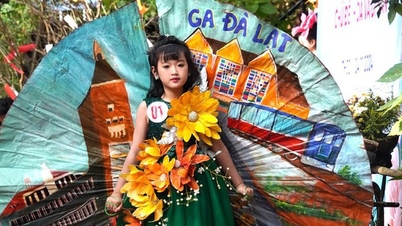 ชาวเมืองดาลัตหลายร้อยคนเพลิดเพลินกับการชม "นางแบบเด็ก" แสดงแฟชั่นโชว์ดอกไม้