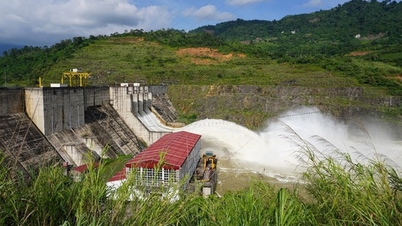 Thuỷ điện xả lũ ở Lào Cai, hạ du sông Chảy ngập nặng, nhà cửa chìm trong nước, đàn gà run lẩy bẩy