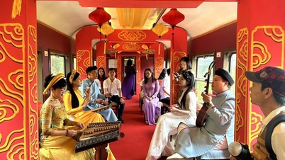 ស្តាប់តន្ត្រីនៅលើរថភ្លើងពេលកំពុងគយគន់ទេសភាពនៃ "ផ្លូវដ៏អស្ចារ្យទីមួយ"