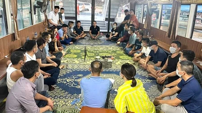មនុស្ស 19 នាក់មកពីហាណូយបានទៅ Hoa Binh ដើម្បីជួលទូកទៅលេងល្បែងនៅកណ្តាលបឹង។
