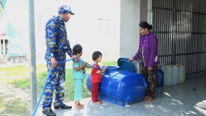 Vùng 5 Hải quân điều tàu cấp nước ngọt cho người dân tỉnh Cà Mau