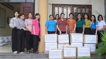 សម្ព័ន្ធនារីខេត្ត Thai Nguyen ផ្តល់អំណោយដល់កុមារកំព្រាក្នុងឱកាសពិធីបុណ្យពាក់កណ្តាលរដូវស្លឹកឈើជ្រុះ និងឆ្នាំសិក្សាថ្មី