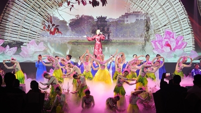 International visitors are delighted with the art program "Vietnam Night"