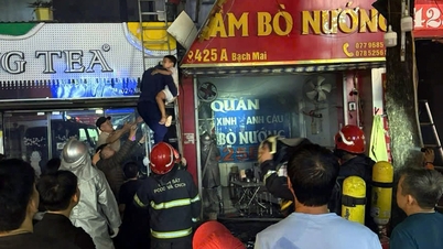Police rescue 3 people trapped in fire in Hanoi