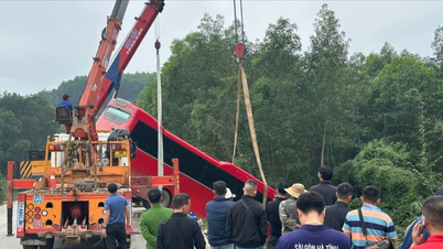 Hà Tĩnh: Xe khách mất lái lao xuống bên đường, hàng chục hành khách thoát nạn