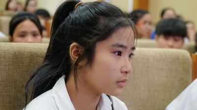 'Sách vở ném lên lò gạch vẫn còn, nhưng nhà em đã bị lũ cuốn trôi'