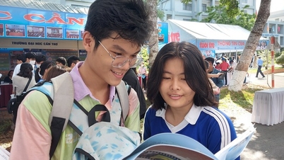 Học sinh vùng biên giới từ nửa đêm vượt hàng trăm km về Cần Thơ nghe tư vấn tuyển sinh