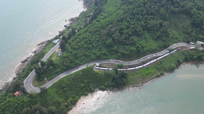 Fall in love with the beautiful scenery of Hai Van Pass on a '5-star' tourist train