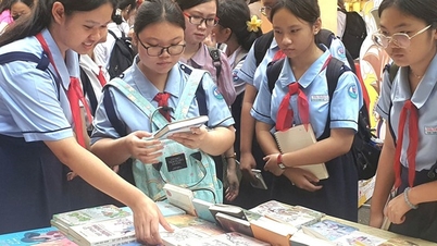 Đi thi, học sinh TP.HCM thích thú với trải nghiệm mua sách tặng bạn