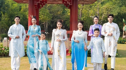 어린이 모델 Khanh An 'Walking in the Radiant Sky'가 디자이너 Hoang Ly의 아오자이를 입고 공연을 펼치고 있다.