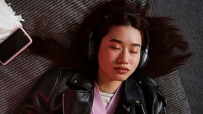 Vì sao không nên đeo tai nghe khi ngủ?