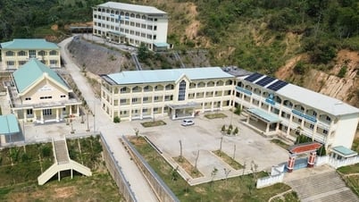 Xây trường 63 tỉ nằm cheo leo trên đồi, học sinh không thể học vì sợ...lở núi