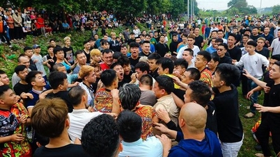Hàng trăm thanh niên giằng co quyết liệt ở lễ hội cướp cầu