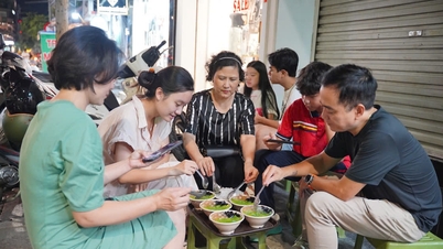 'Super small, super cramped' tofu shop, customers line up to buy in Hanoi