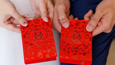 Ask former colleague to return wedding gift money