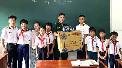 Donating electric fans and LED bulbs to students on Hon Chuoi Island