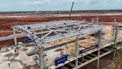 វិស្វករ និង​កម្មករ​ធ្វើ​ការ​ឆ្លង​កាត់​ថ្ងៃ​ឈប់​សម្រាក​នៅ​គម្រោង​អាកាសយានដ្ឋាន Long Thanh