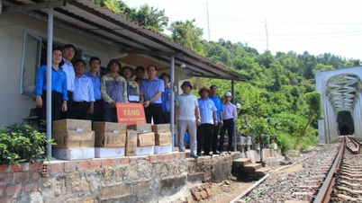 Tặng bếp ga, quạt tích điện cho công nhân đường sắt Tuy Hòa - Nha Trang