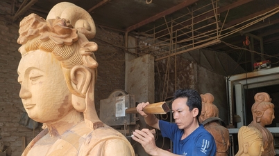 មើលសិប្បករភូមិ Son Dong ធ្វើរូបចម្លាក់ឈើ