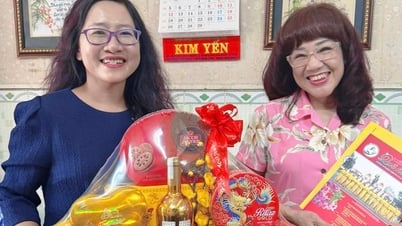 វិចិត្រករ ភឿង ហុងធុយ និង ហា មី ស៊ួន ត្រូវ​បាន​ផ្លាស់​ទៅ​ទទួល​អំណោយ​តេត​ពី​គណៈកម្មាធិការ​ទទួល​បន្ទុក​ជន​ជាតិ​វៀតណាម​នៅ​បរទេស។