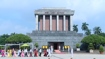 យប់នេះ កម្មវិធីនយោបាយ និងសិល្បៈ "ពន្លឺភ្លឺចិញ្ចាចក្នុងបក្ស" ប្រព្រឹត្តទៅ។