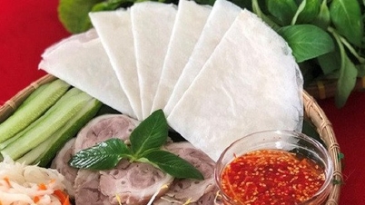 Loại bánh tráng phơi sương được xem là tinh hoa ẩm thực riêng có của xứ Trảng bởi những đặc điểm này