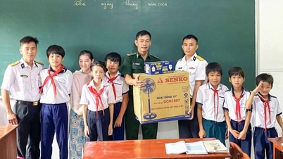 Trạm ra đa 615, Vùng 5 Hải quân tặng quà lớp học tình thương đảo Hòn Chuối