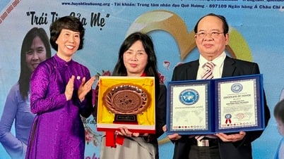 'Người mẹ đông con nhất' Huỳnh Tiểu Hương được trao tặng Đĩa vàng Cống hiến