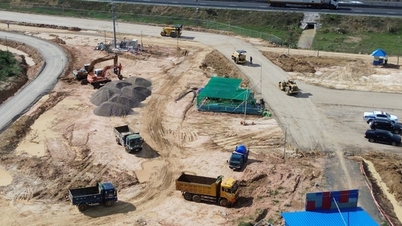 旧正月に備えて高速道路の休憩所を急いで建設