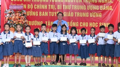 Trưởng ban Tuyên giáo T.Ư Nguyễn Trọng Nghĩa trao học bổng học sinh nghèo Tiền Giang