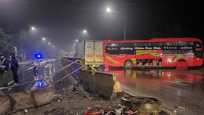 Xe giường nằm chở hơn 20 người tông dải phân cách rồi quay 180 độ