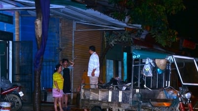 Nước sông Hồng dâng cao, người dân Yên Bái thức trắng đêm dọn đồ chạy lụt