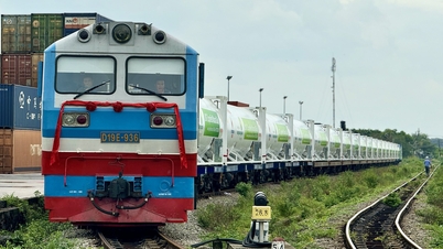 The first train carries 16 LNG tanks from the South to the North
