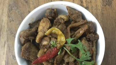 ភ្លៀងនៅក្រុង Hue អង្គុយនៅផ្ទះញ៉ាំបាយជាមួយ Melon ជ្រក់ ទឹកត្រី និងប្រហិតសាច់ជ្រូកពោះ ញ៉ាំច្រើន ញ៉ាំបាយច្រើន